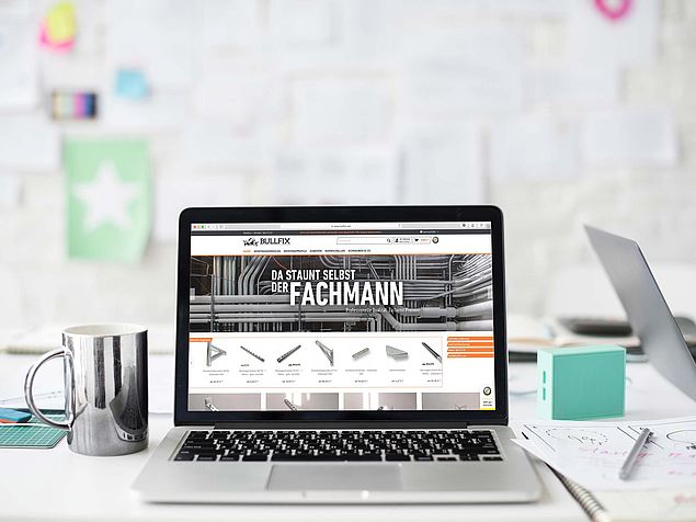 Abbildung Website auf kleinerem Laptop