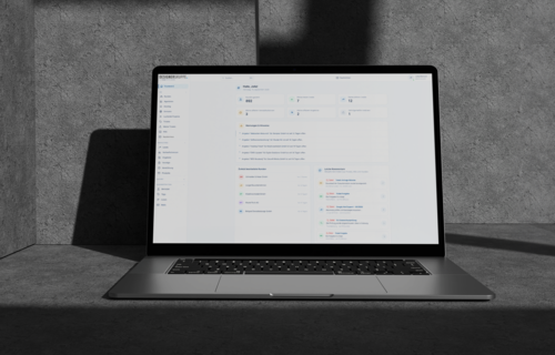 Laptop zeigt CRM Mockup